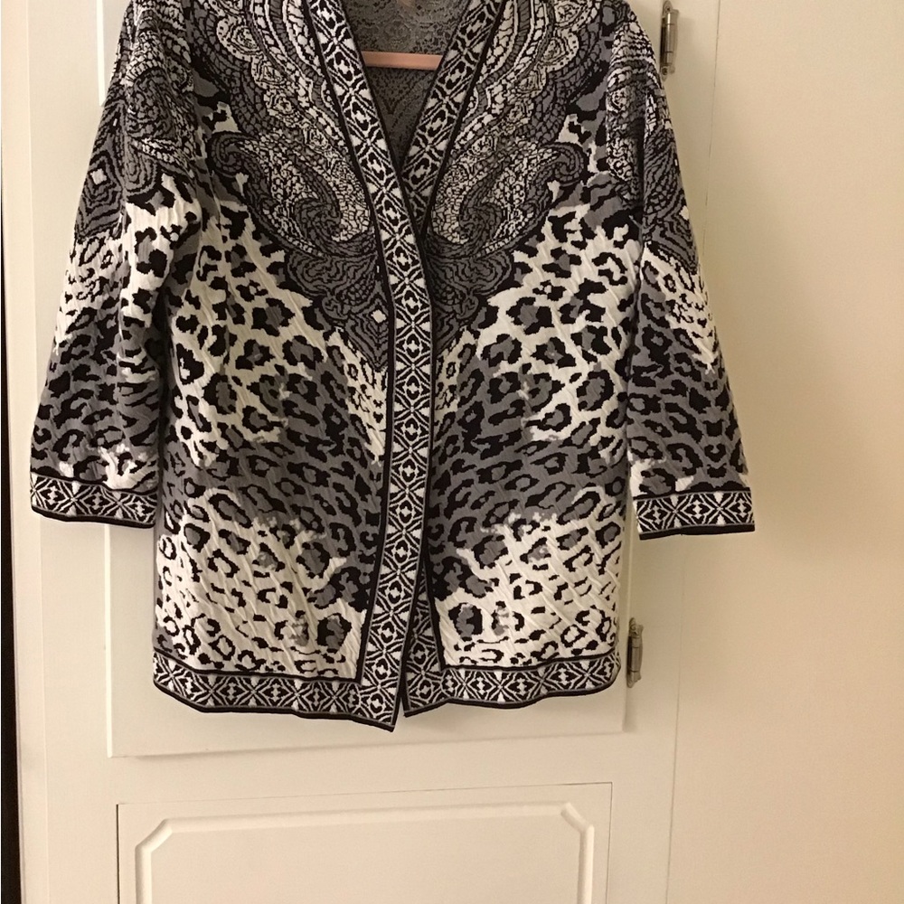 Chicos Black & White print sweater. Size M ( Chicos 1). Light use - Picture 2 of 4